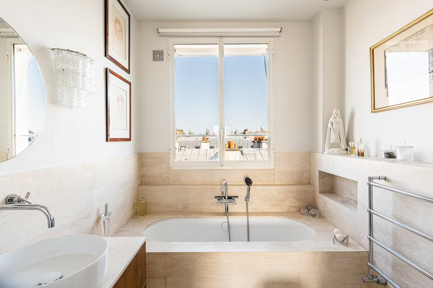 salle de bain avec fenêtre