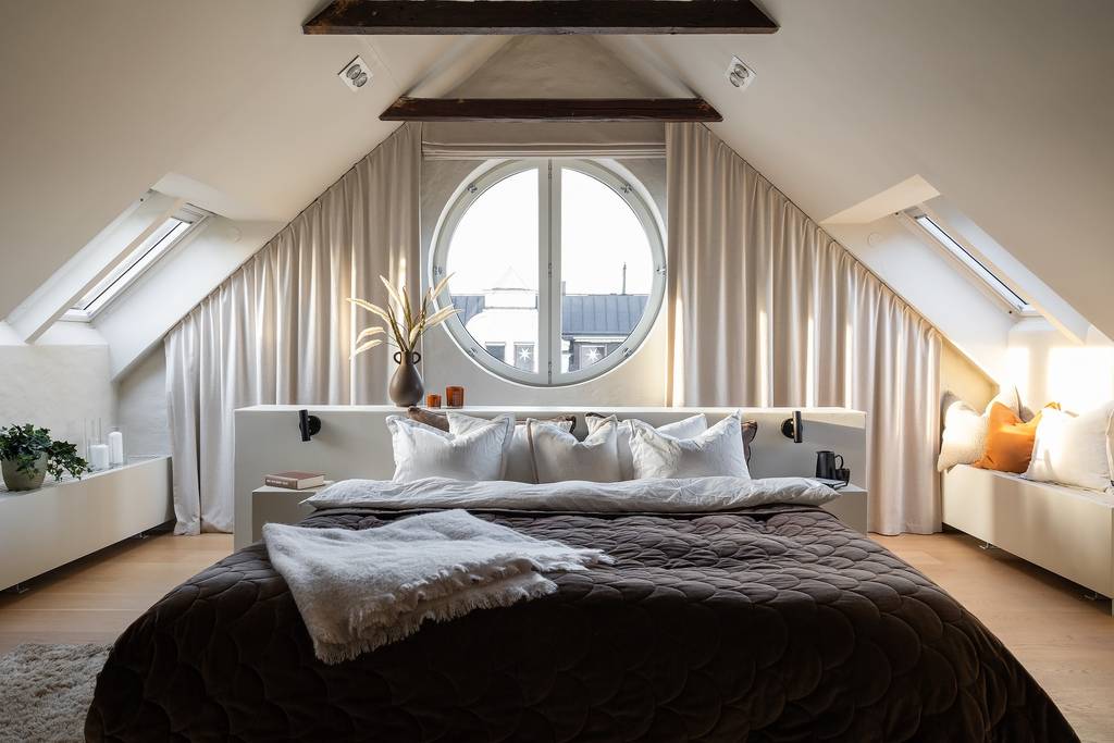 chambre avec oeil de boeuf et poutres décoration scandinave et contemporaine