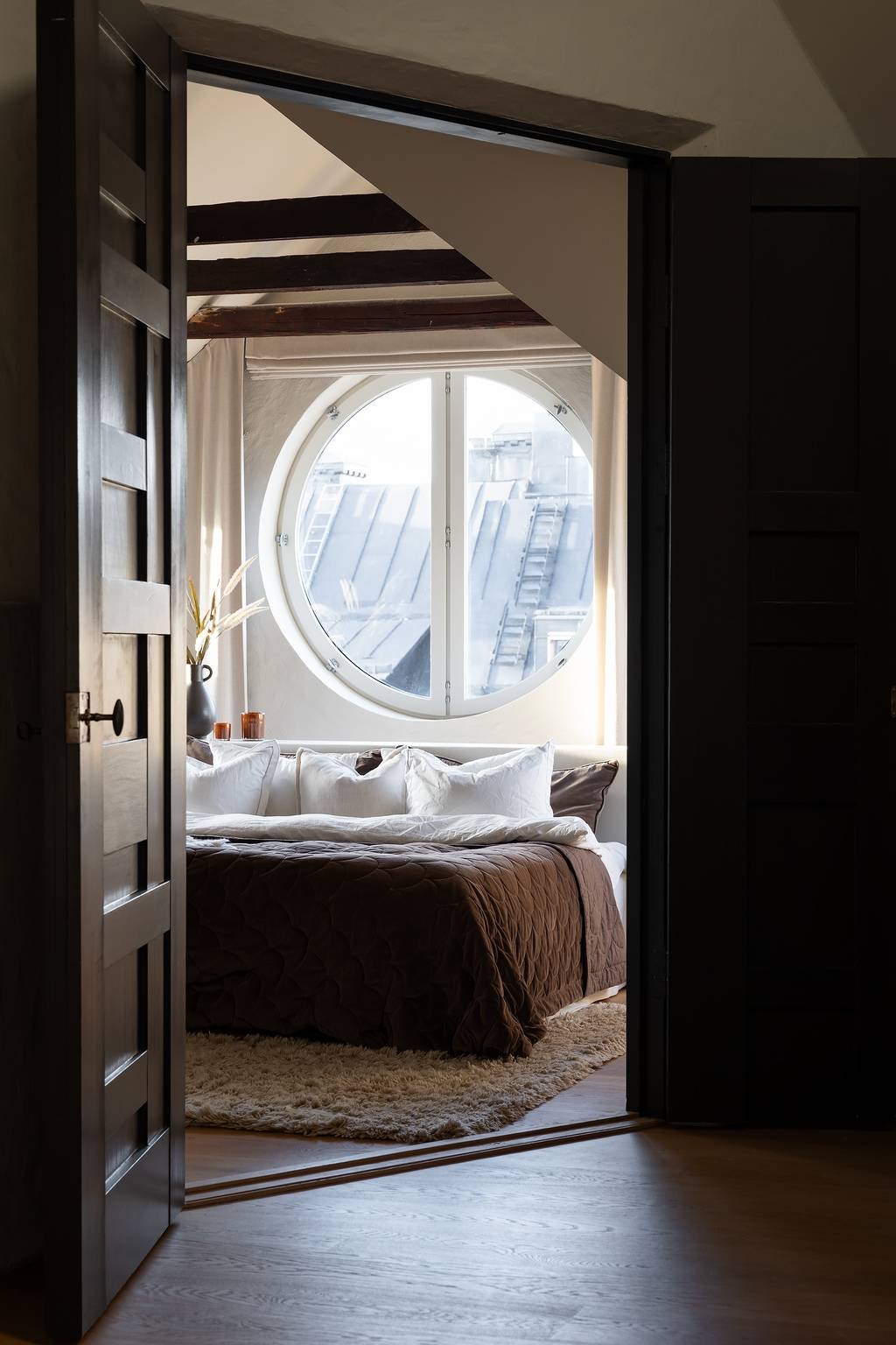 chambre avec oeil de boeuf et poutres décoration scandinave et contemporaine