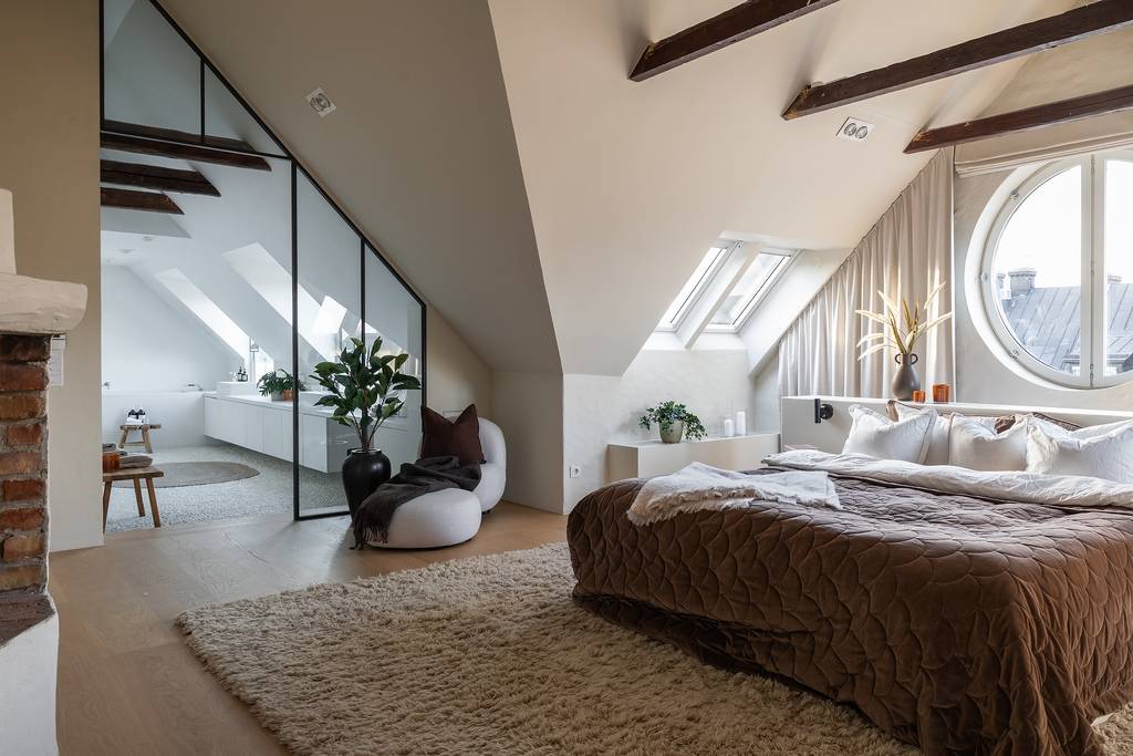chambre avec oeil de boeuf et poutres et salle de bain