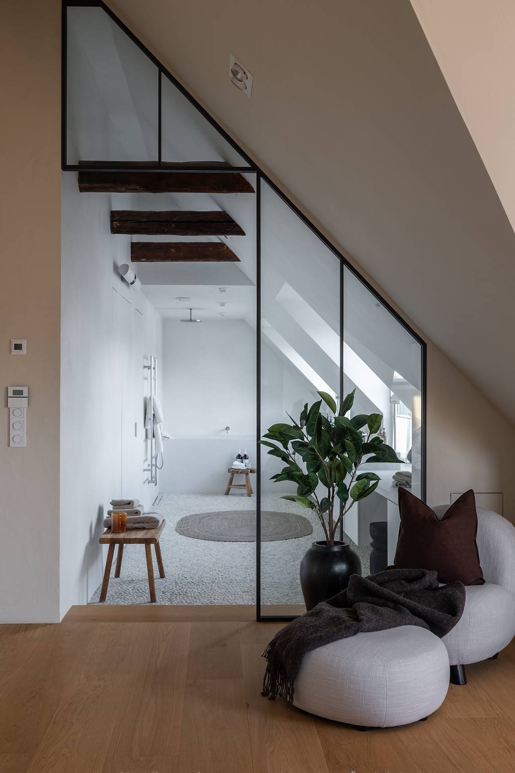 salle de bain avec verrière