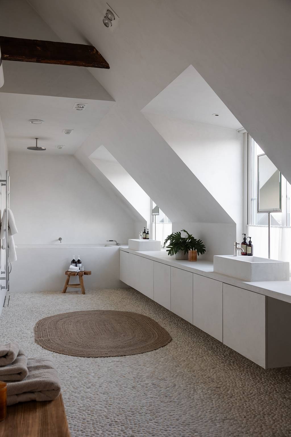 salle de bain design mansardé avec poutres