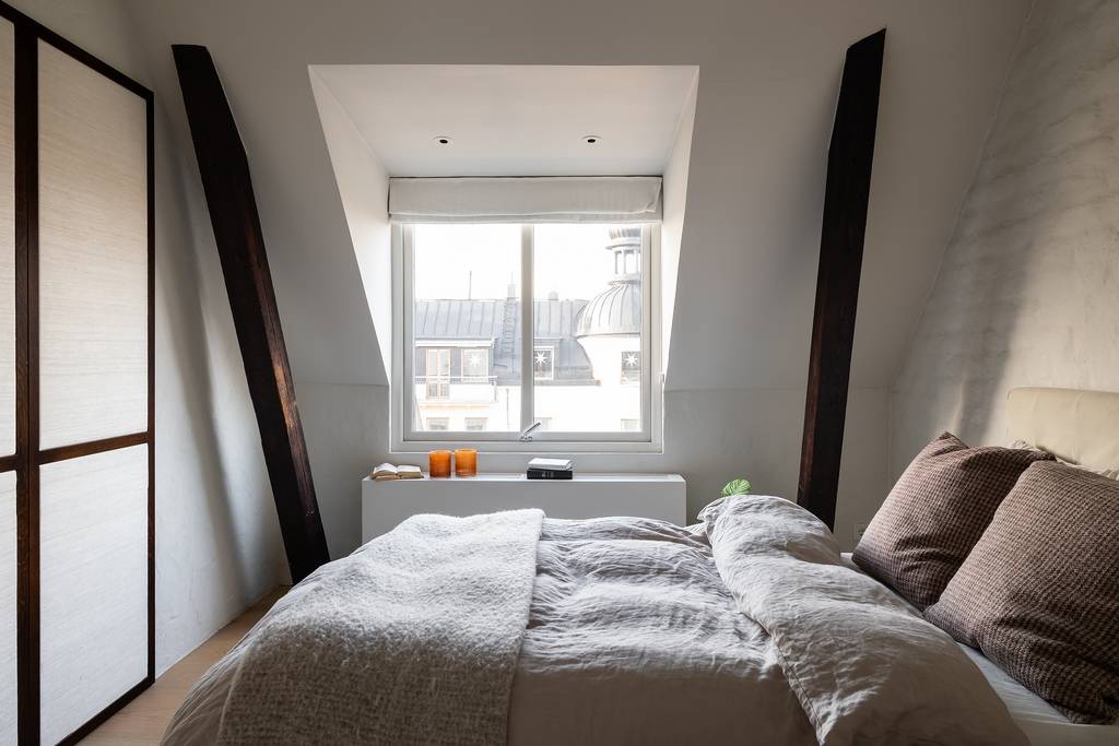 chambre mansardée avec poutres