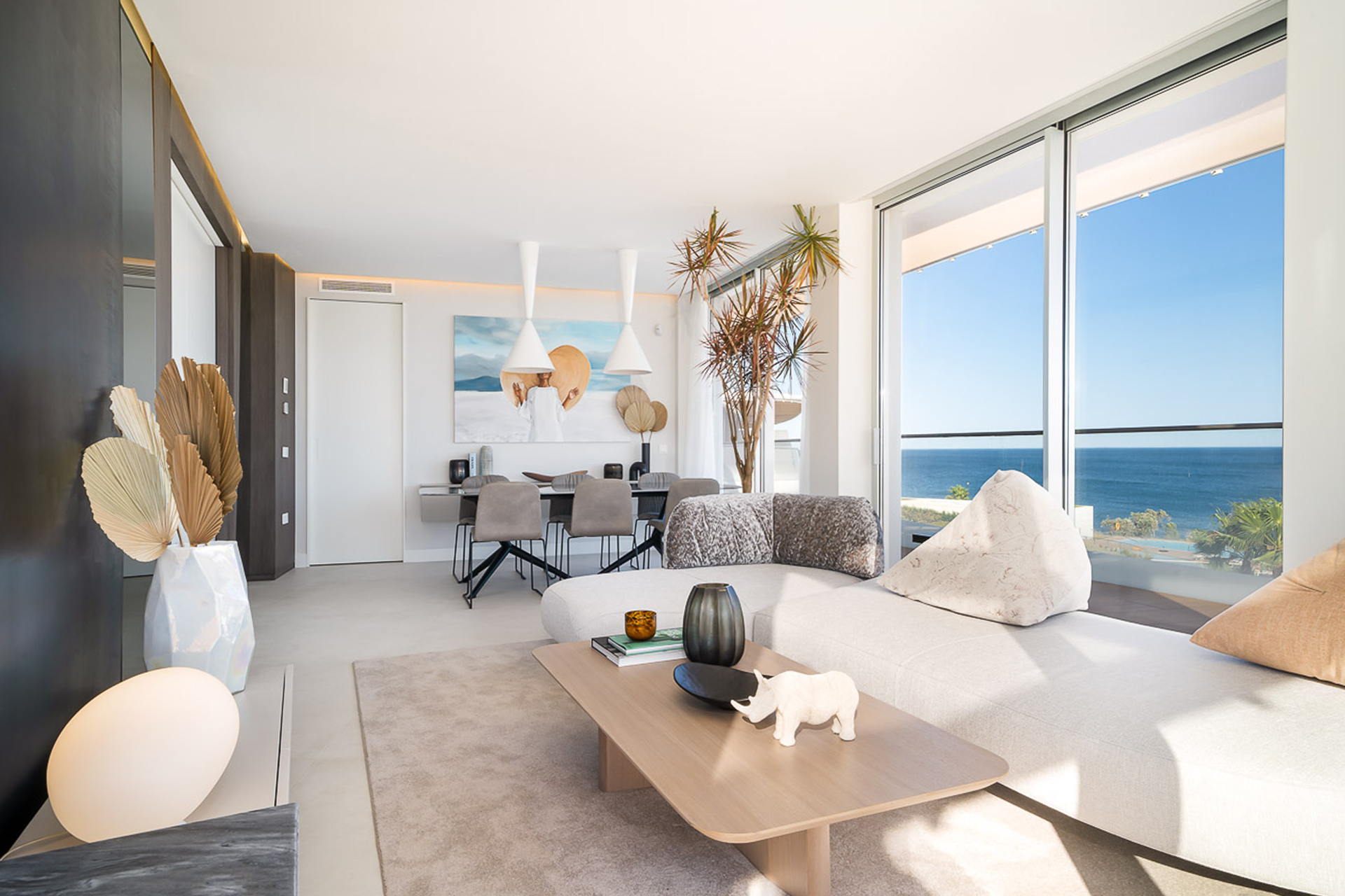 salon et salle à manger appartement design en plein ciel vue sur la mer salon et salle à manger appartement design en plein ciel vue sur la mer