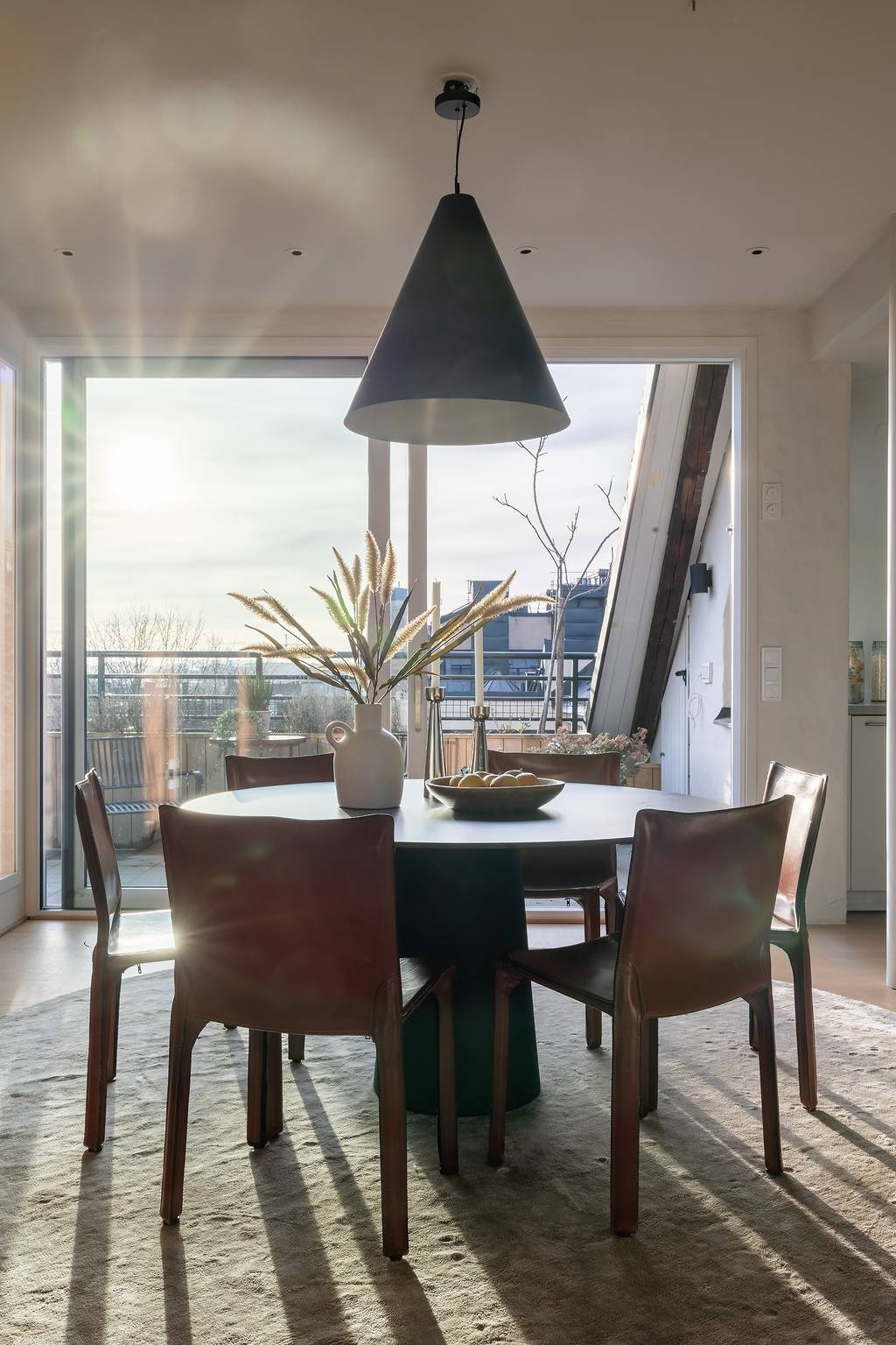 salle à manger avec terrasse décoration scandinave et contemporaine