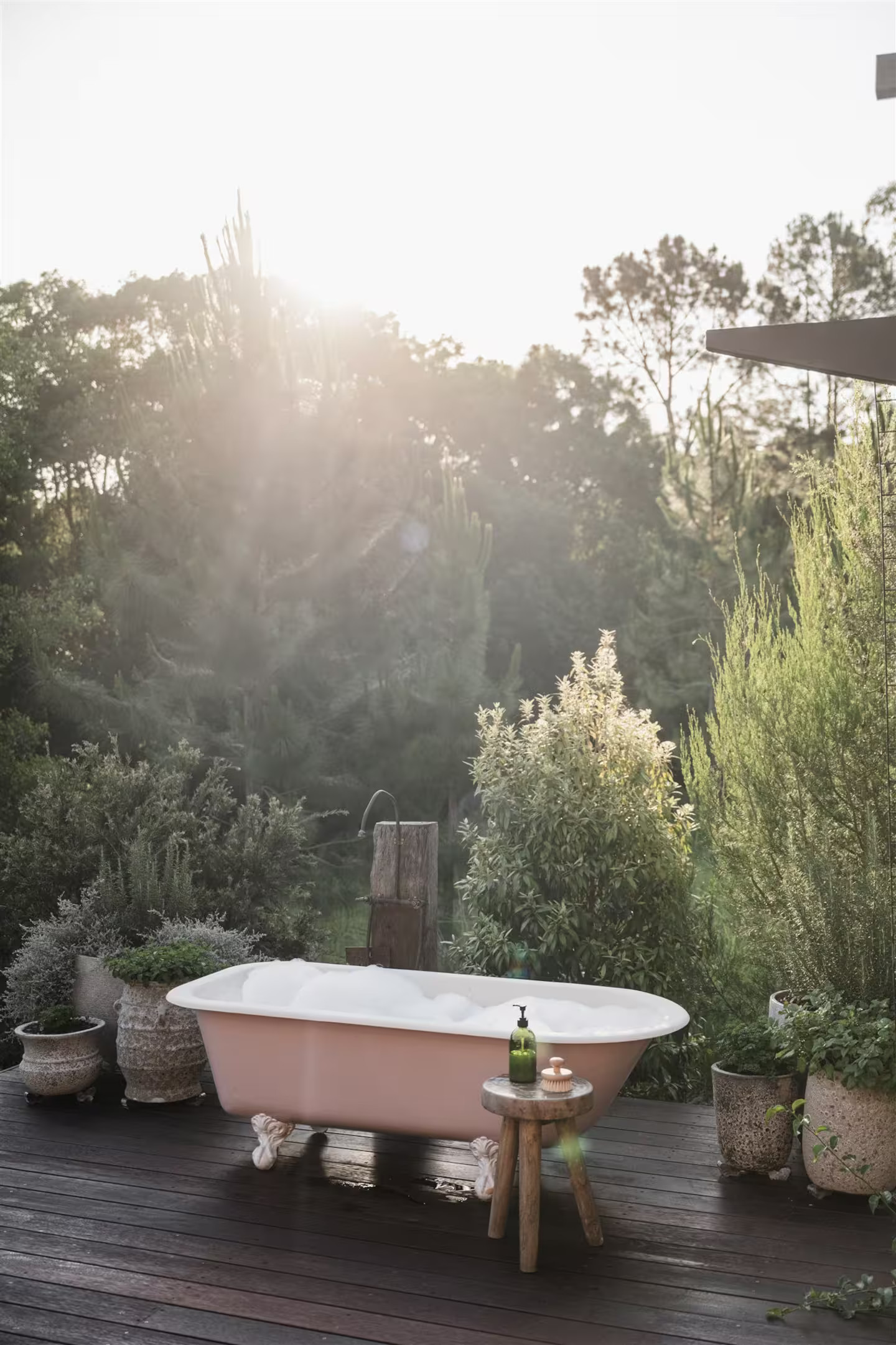 terrasse avec baignoire rétro dans jardin petite maison cottage Yutori terrasse avec baignoire rétro dans jardin petite maison cottage Yutori