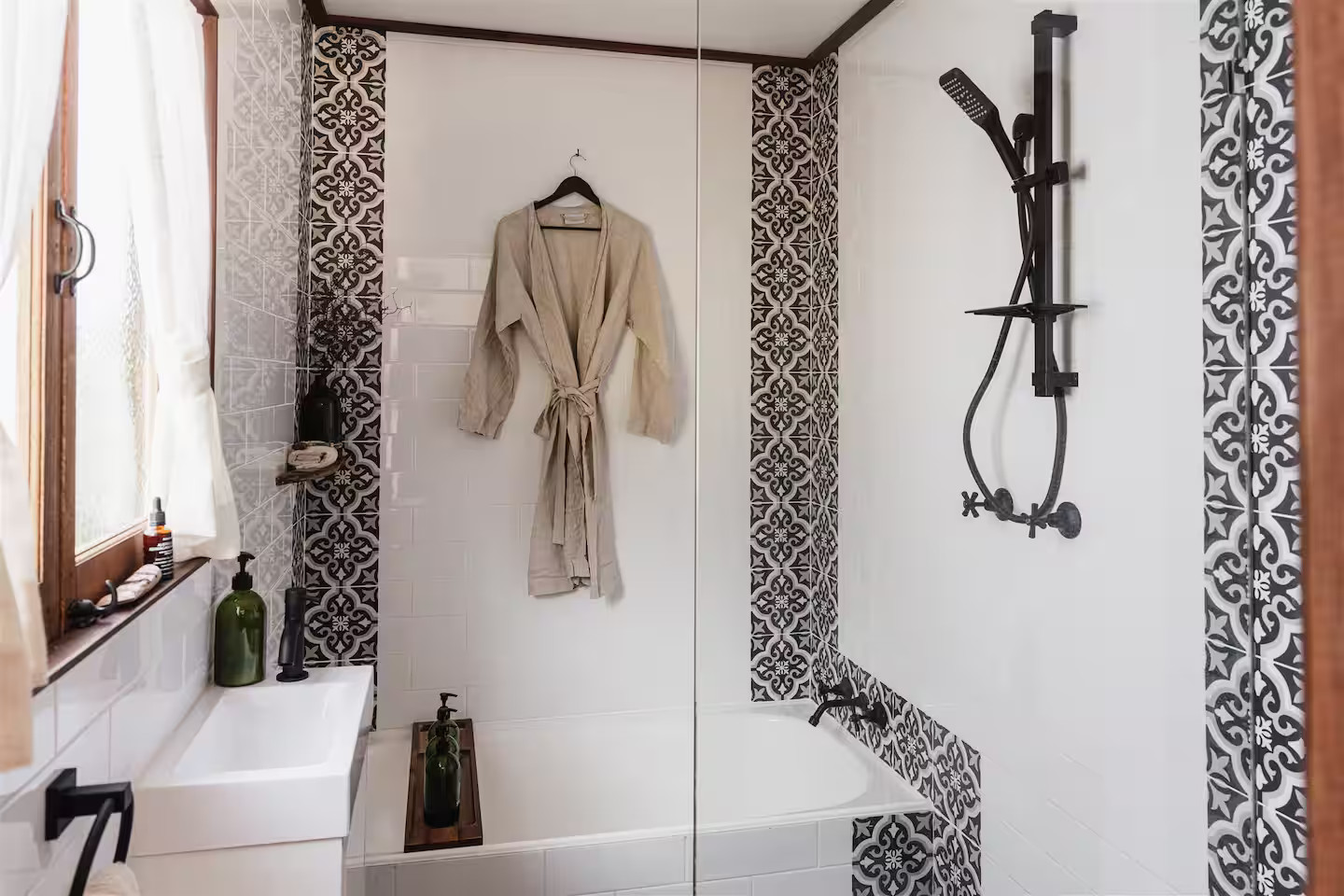 salle de bain blanche et noire avec petite baignoire cottage Yutori salle de bain blanche et noire avec petite baignoire cottage Yutori