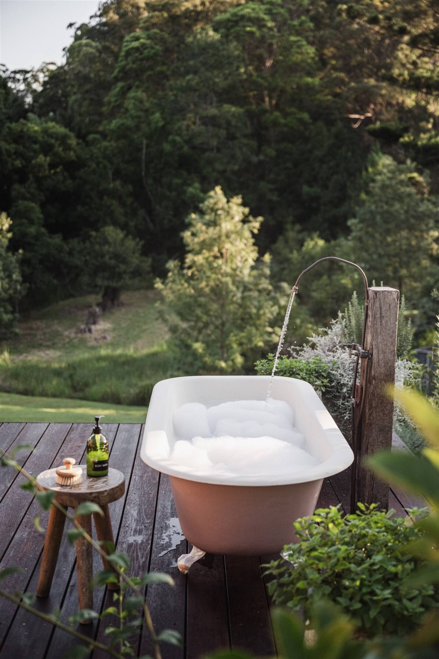 terrasse avec baignoire rétro rose dans jardin petite maison cottage Yutori terrasse avec baignoire rétro rose dans jardin petite maison cottage Yutori