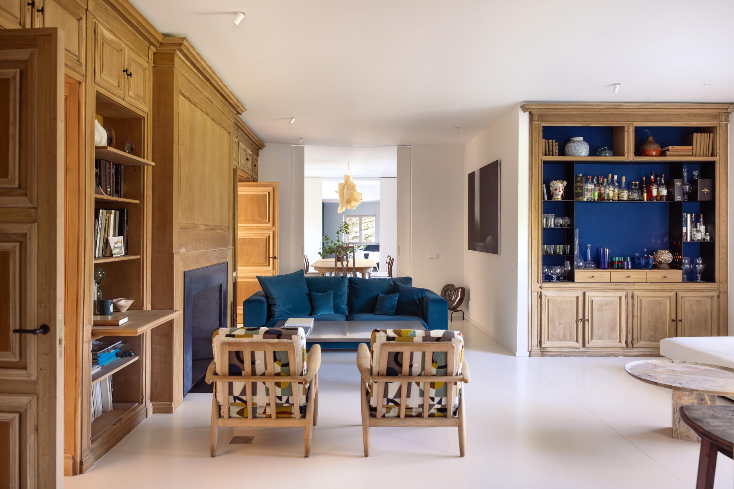 salon bleu et bois décoration contemporaine maison Madrid