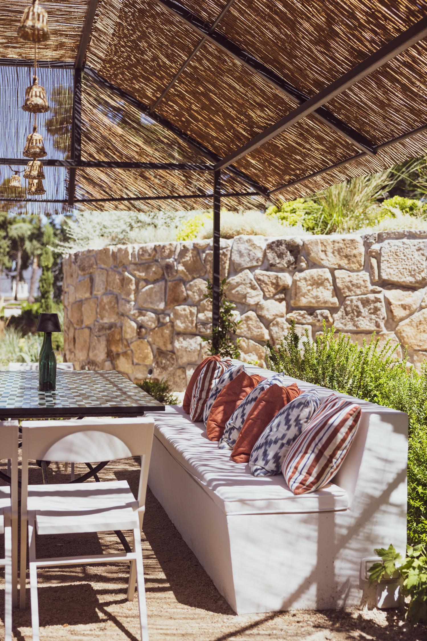 terrasse avec pergola maison rénovée Madrid