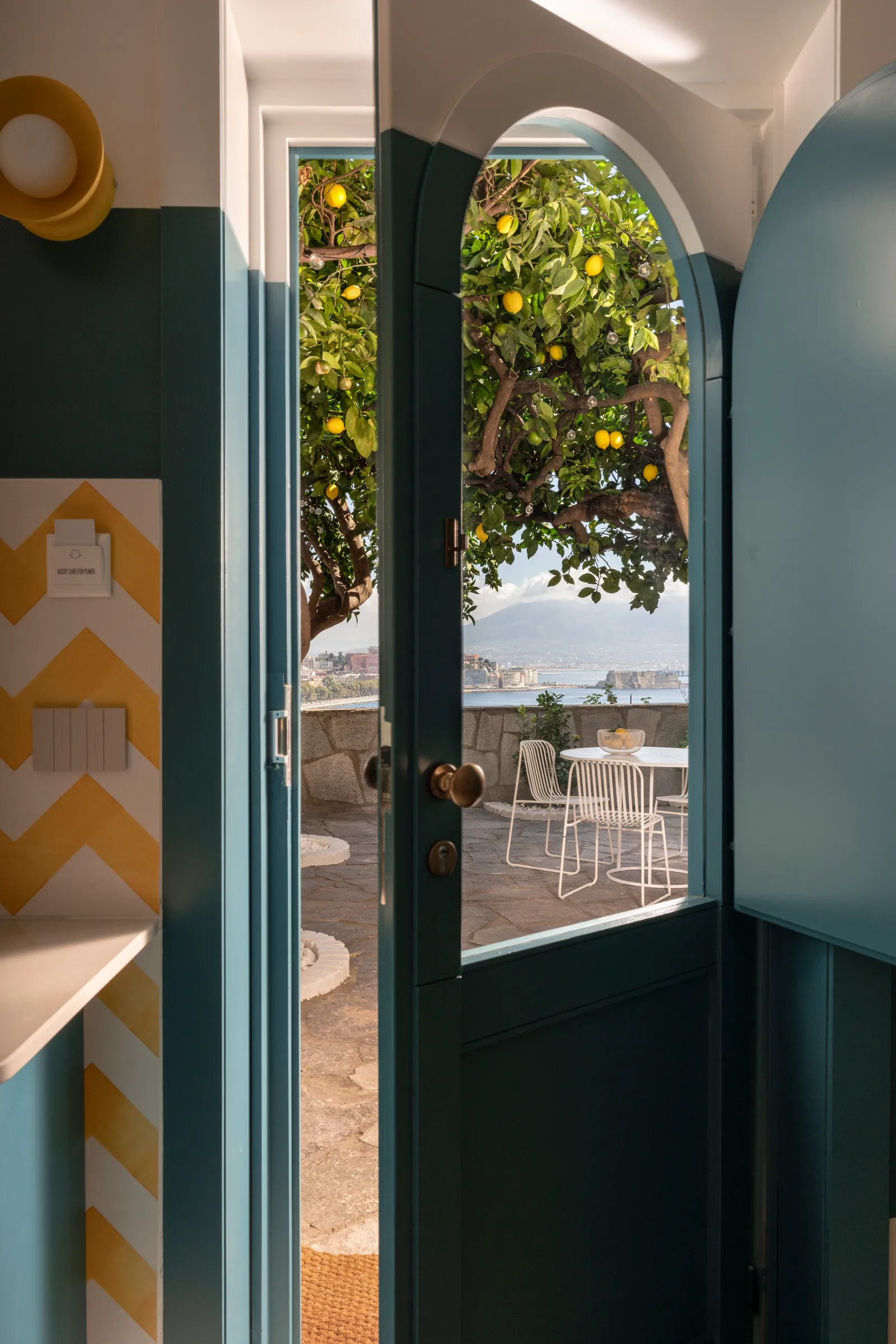 maison de plage avec terrasse Italie décoration design bleue et jaune maison de plage avec terrasse Italie décoration design bleue et jaune