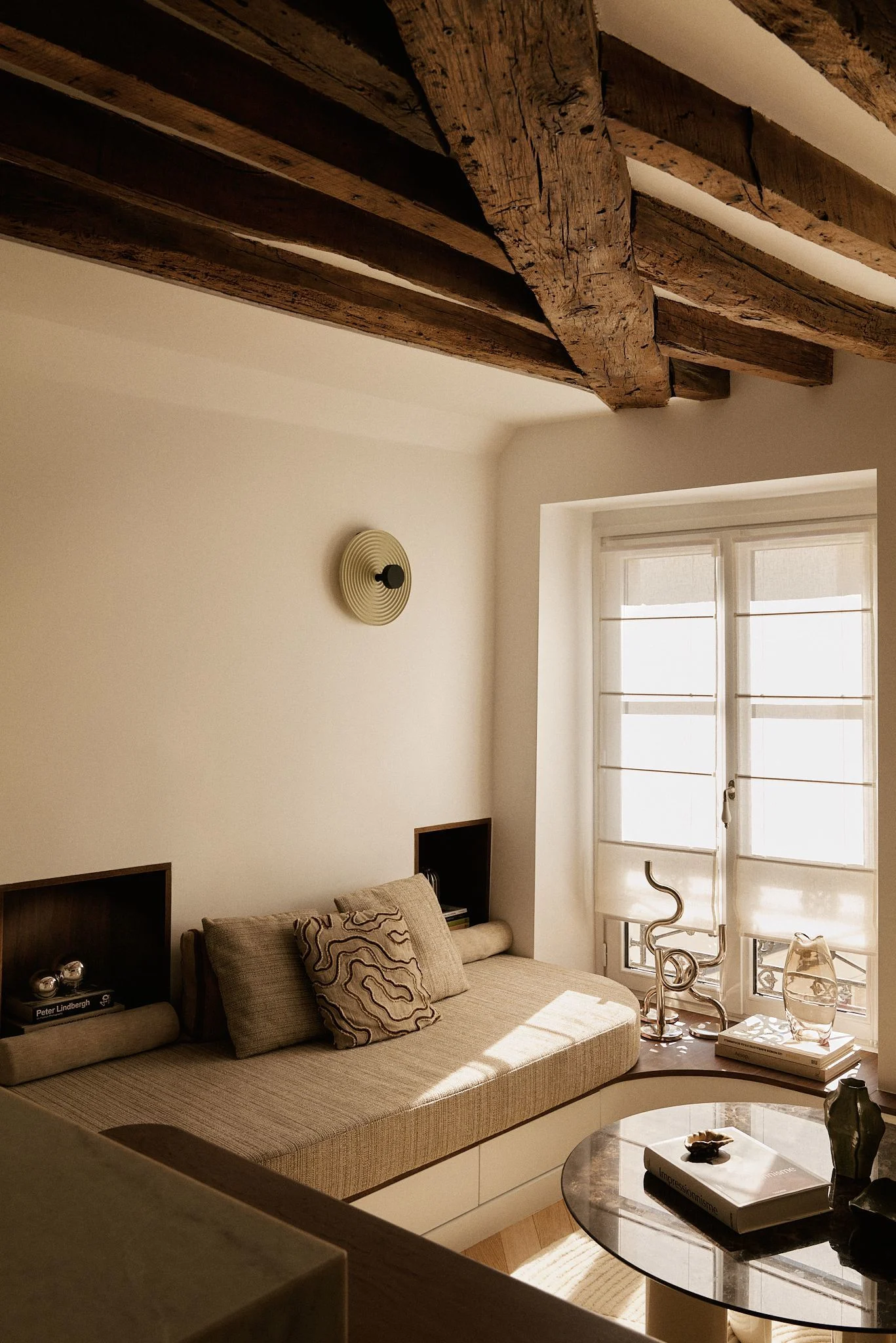 salon contemporain avec poutres appartement Paris 26m2 salon contemporain avec poutres appartement Paris 26m2