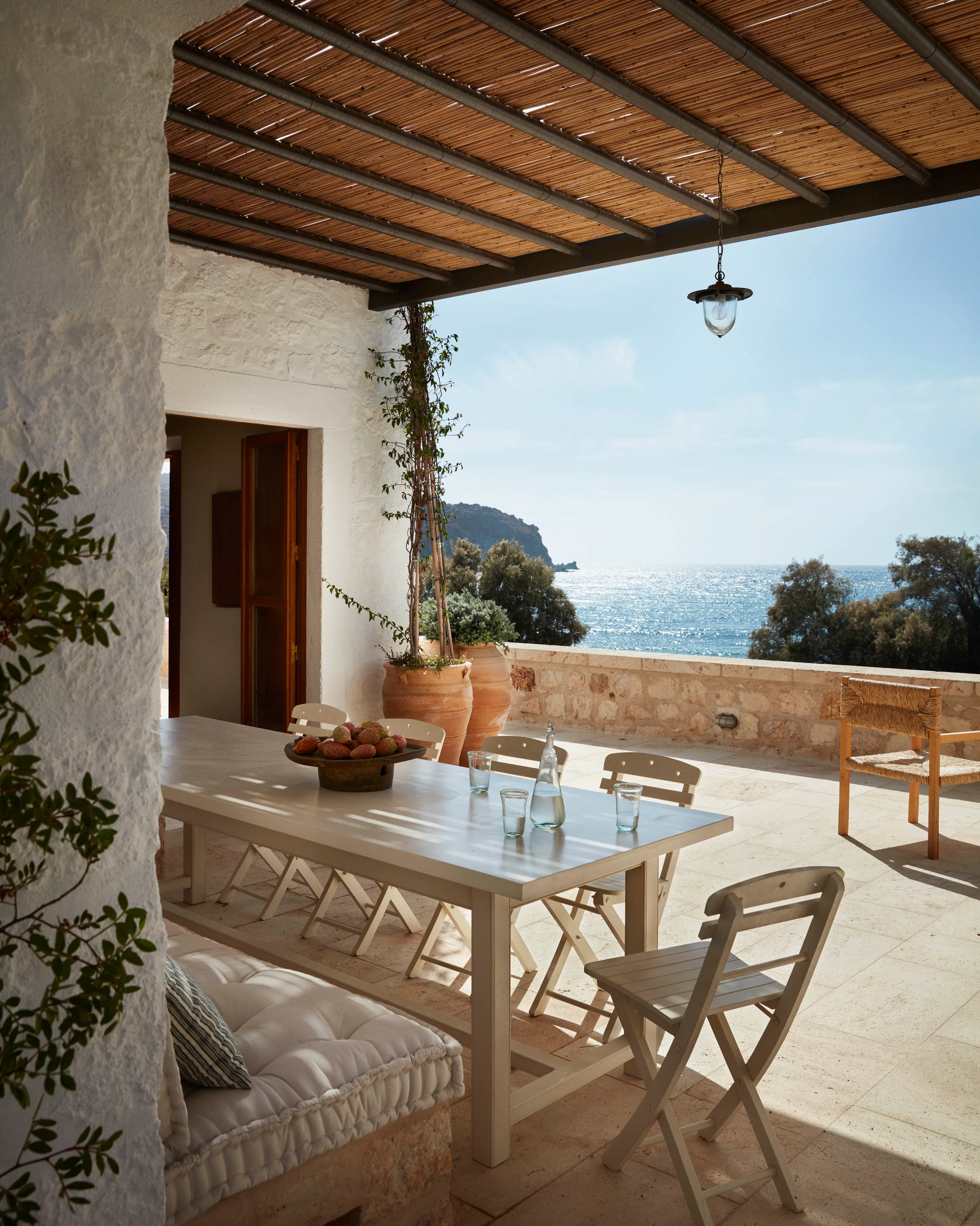 terrasse maison en Grèce vue mer décoration contemporaine