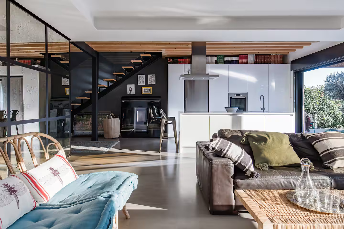 salon et cuisine ouverte maison contemporaine