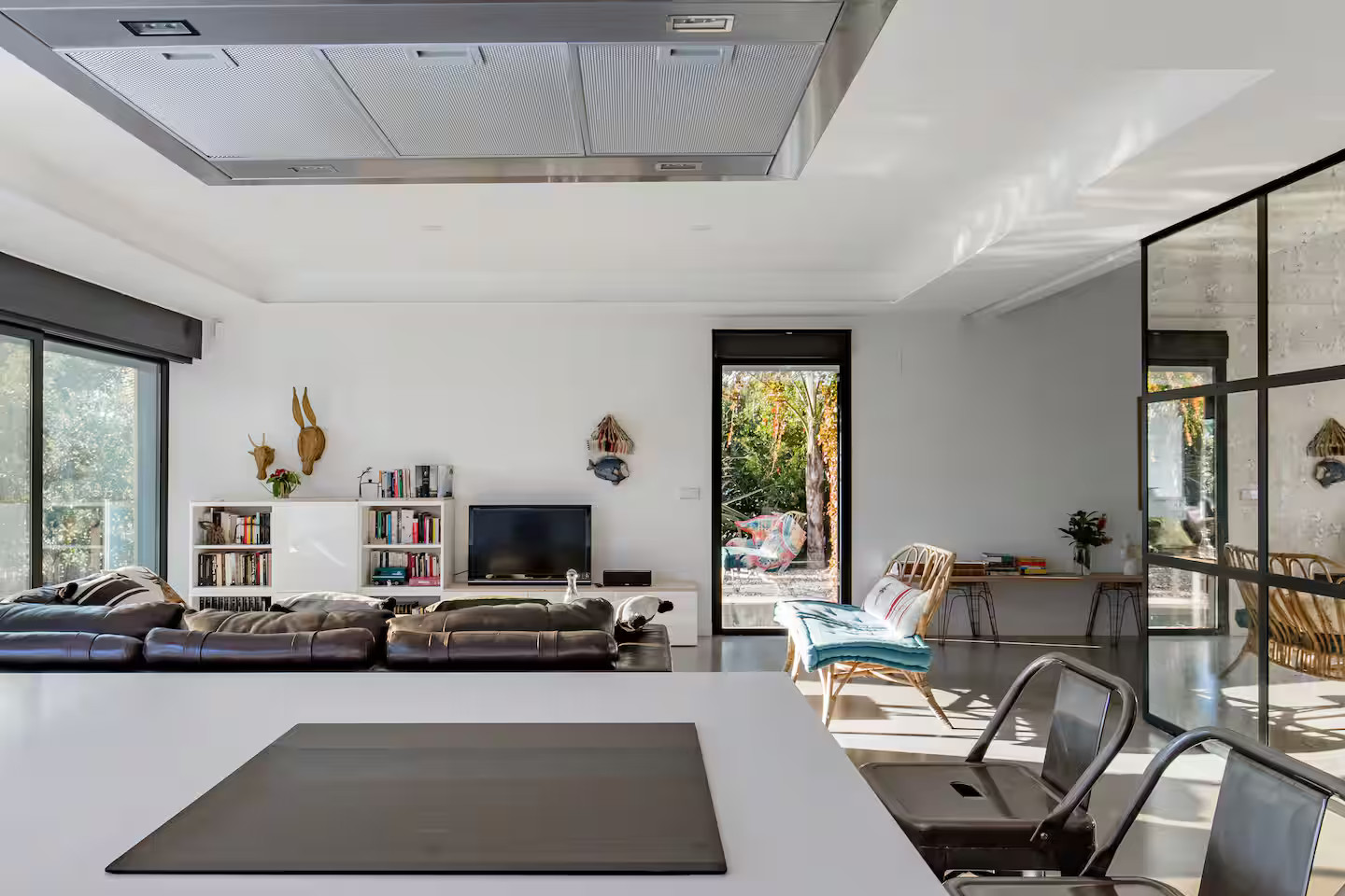 salon et cuisine ouverte maison contemporaine