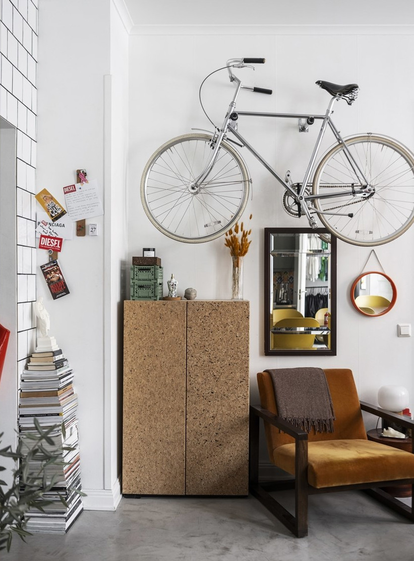 vélo accroché mur salon