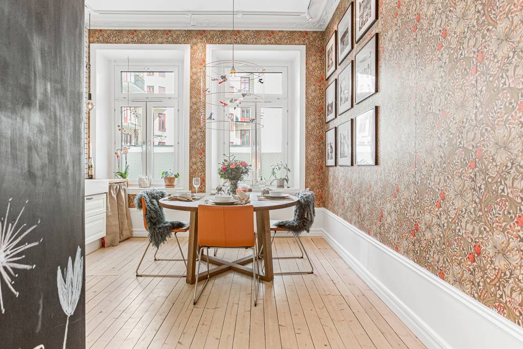 grande cuisine avec salle à manger et papier-peint studio 47m2 dans immeuble ancien