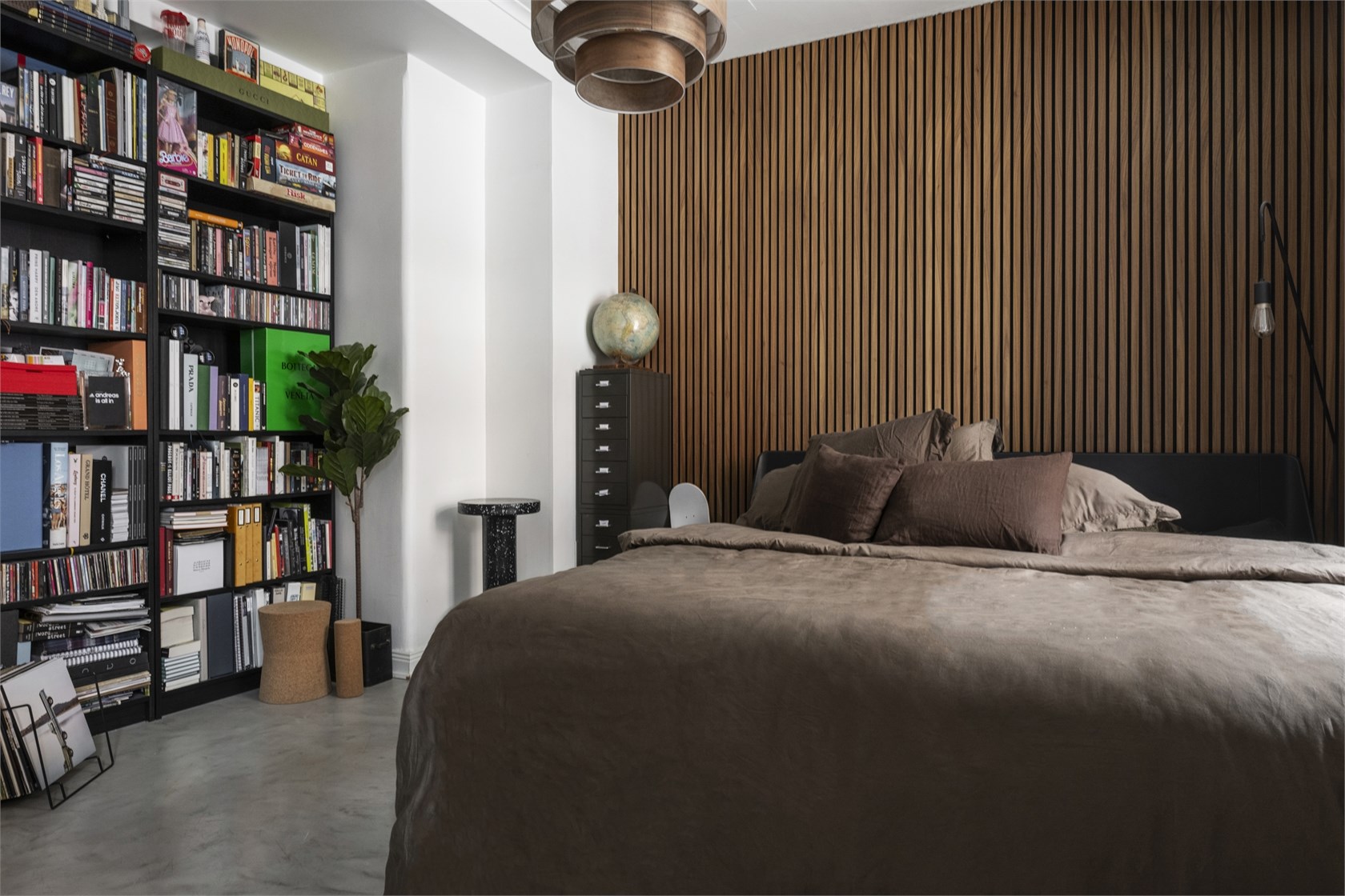 chambre tête de lit tasseaux de bois appartement 59m2