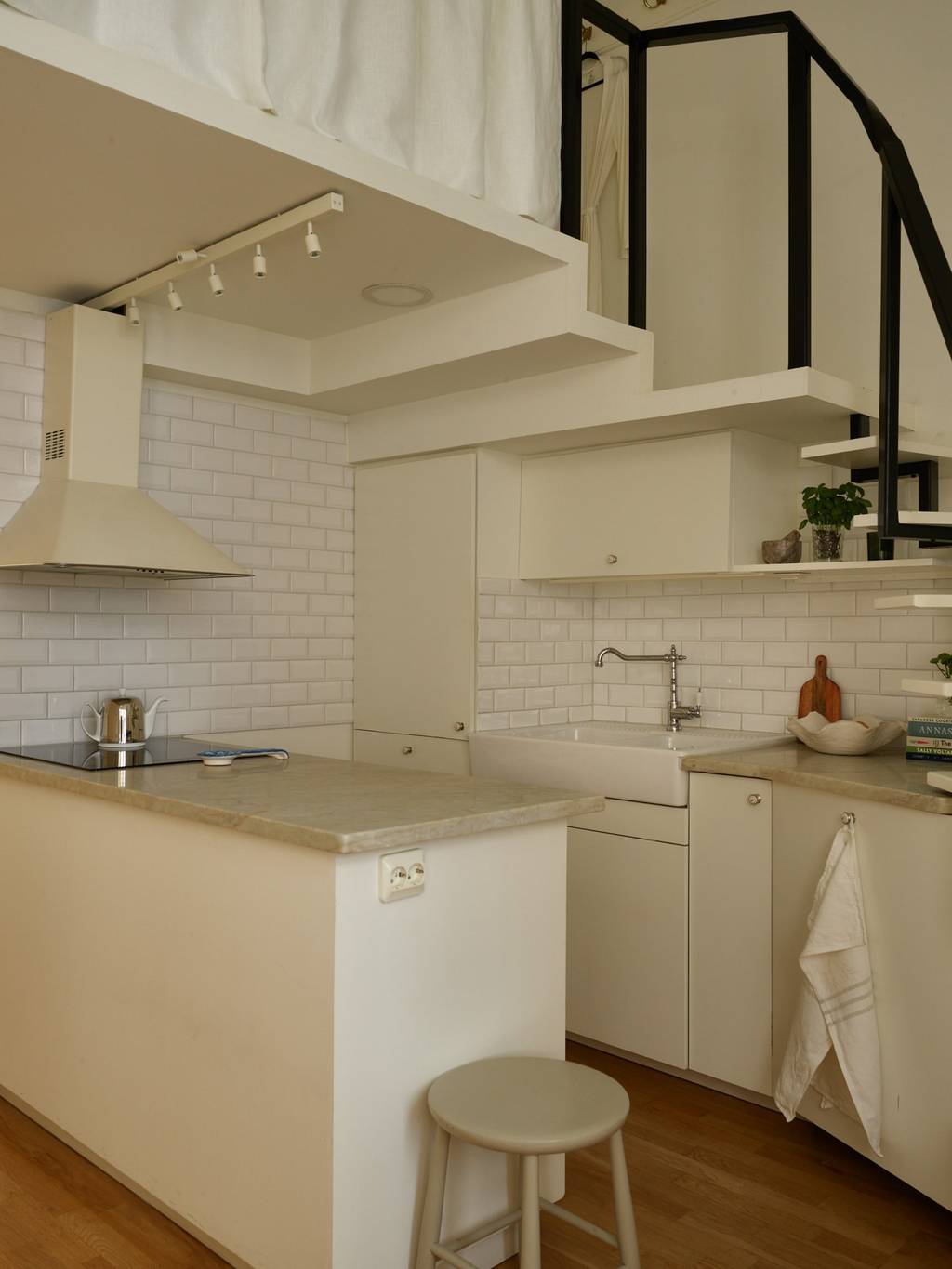 cuisine blanche avec escalier cuisine blanche avec escalier