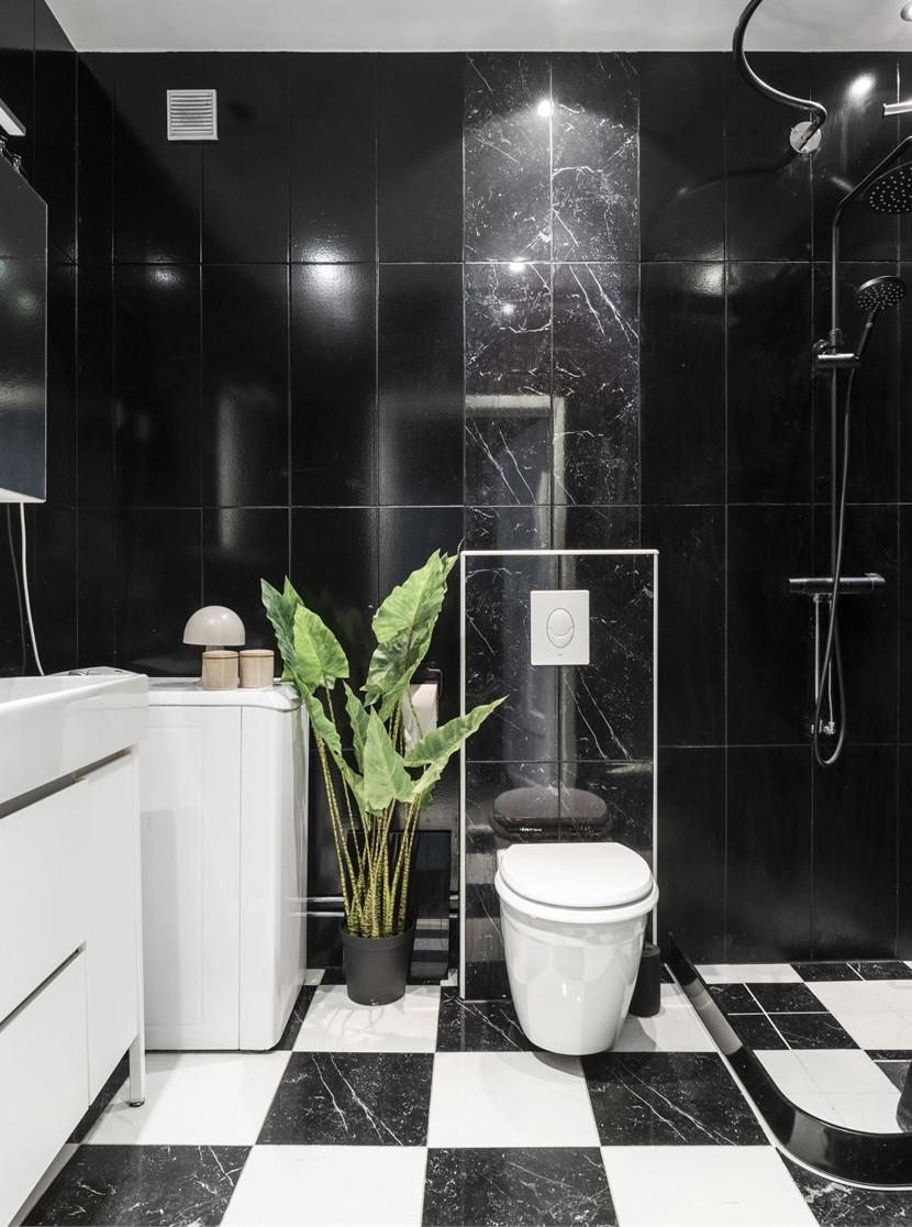 salle de bain noire et blanche sol damier