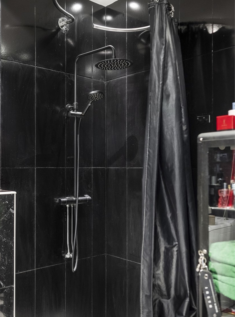 salle de bain noire