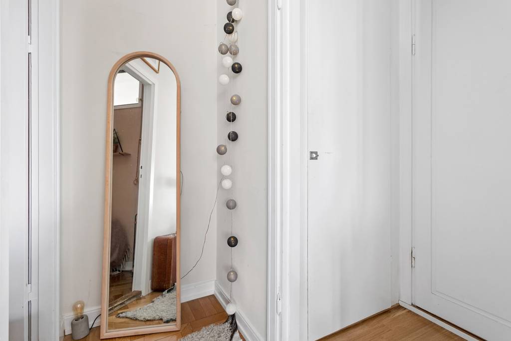 entrée avec miroir posé au sol