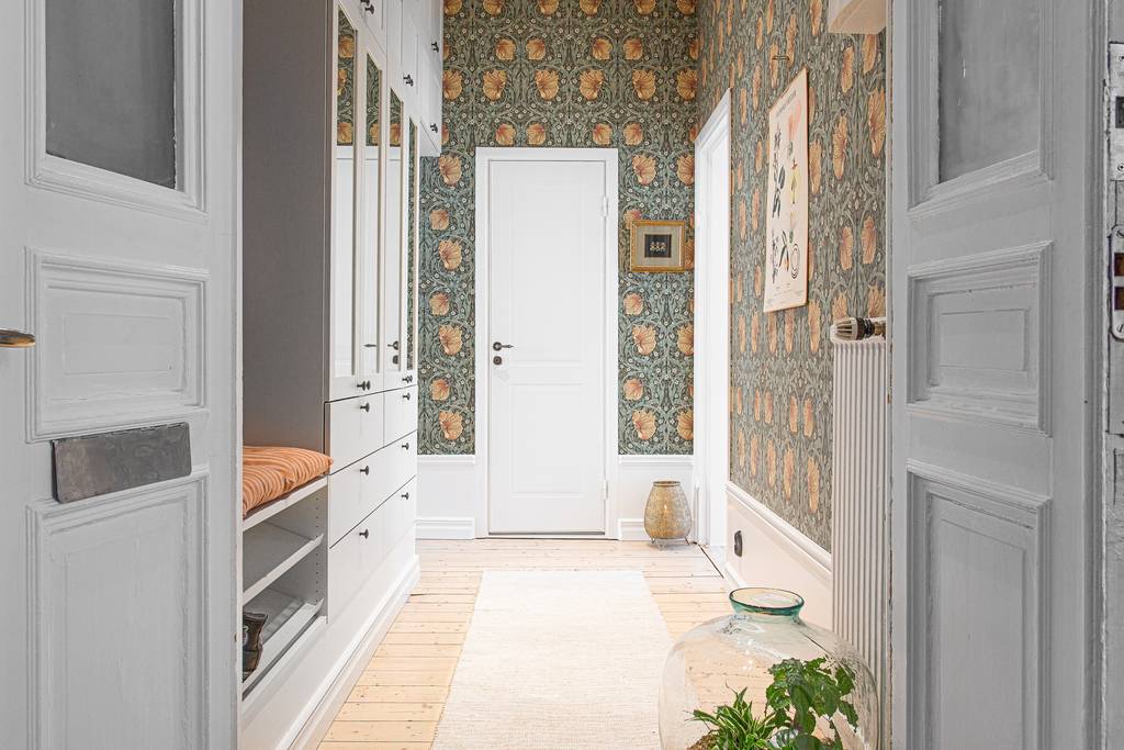 entrée avec placards et papier-peint William Morris