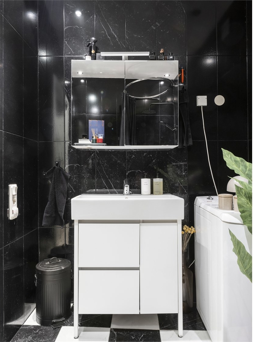 salle de bain noire et blanche murs marbre sol damier