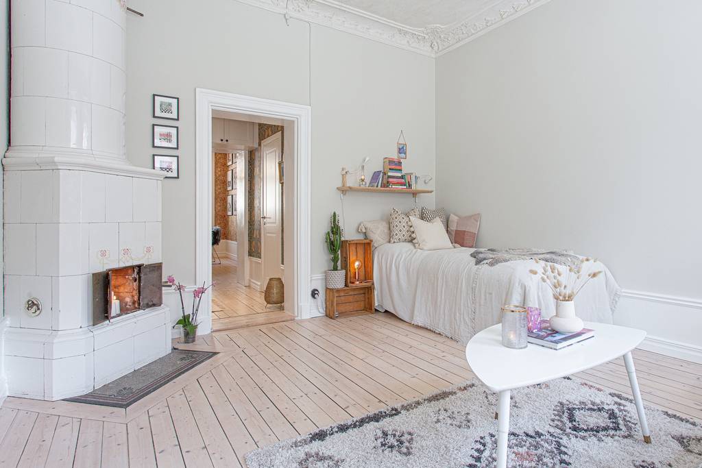salon et chambre avec cheminée studio 47m2 dans immeuble ancien