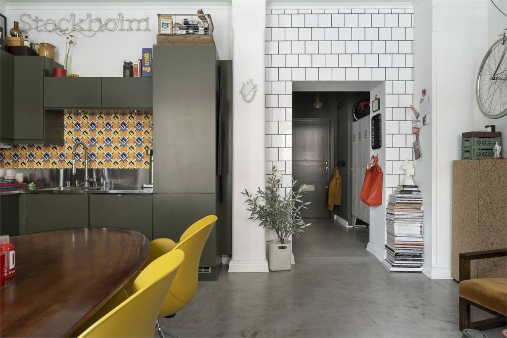 salon décoration vintage et design avec cuisine ouverte kaki appartement 59m2