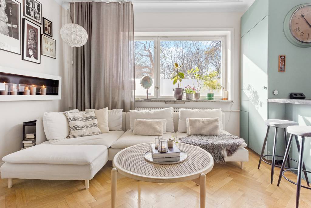 salon avec cuisine ouverte verte appartement 53m2