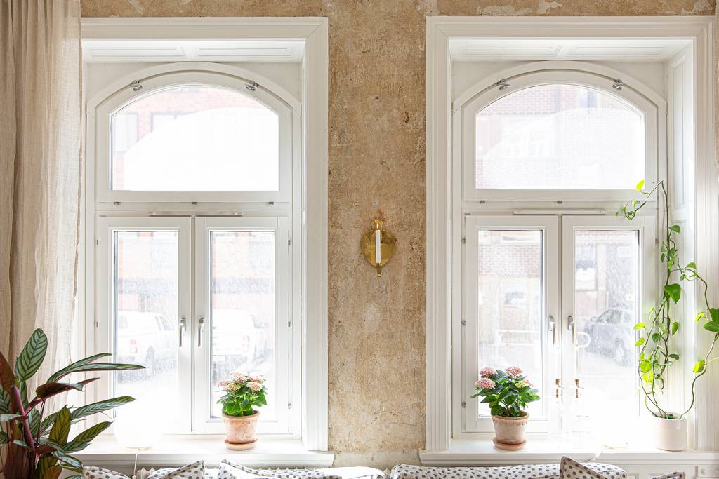 salon et chambre avec fenêtres cintrées studio 47m2 dans immeuble ancien