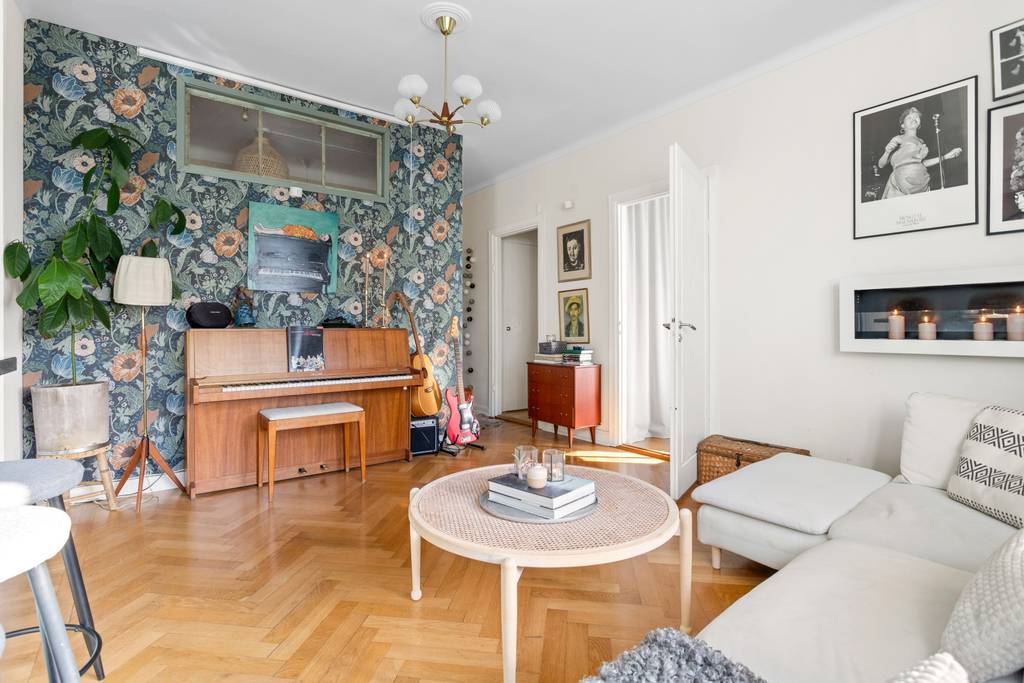 salon avec papier-peint appartement 53m2