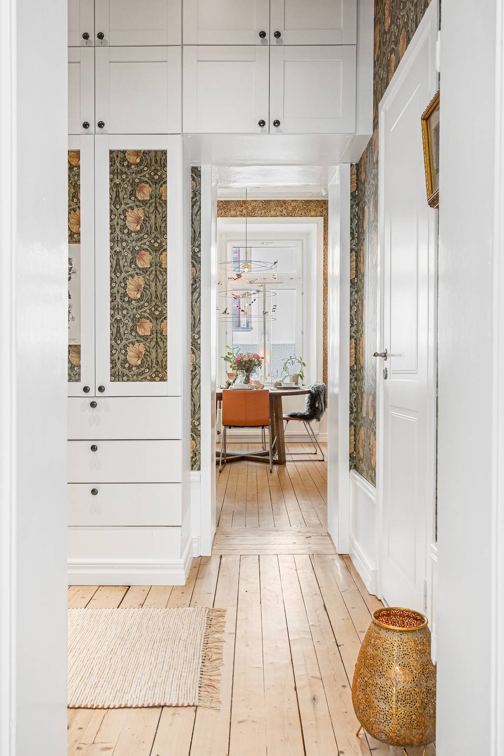 entrée avec placard et papier-peint William Morris studio 47m2 dans immeuble ancien