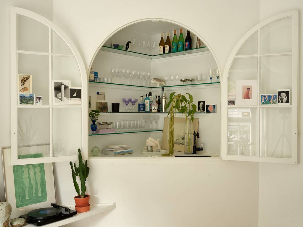 vitrine dans salon fenêtres cintrées appartement atypique 54m2 vitrine dans salon fenêtres cintrées appartement atypique 54m2