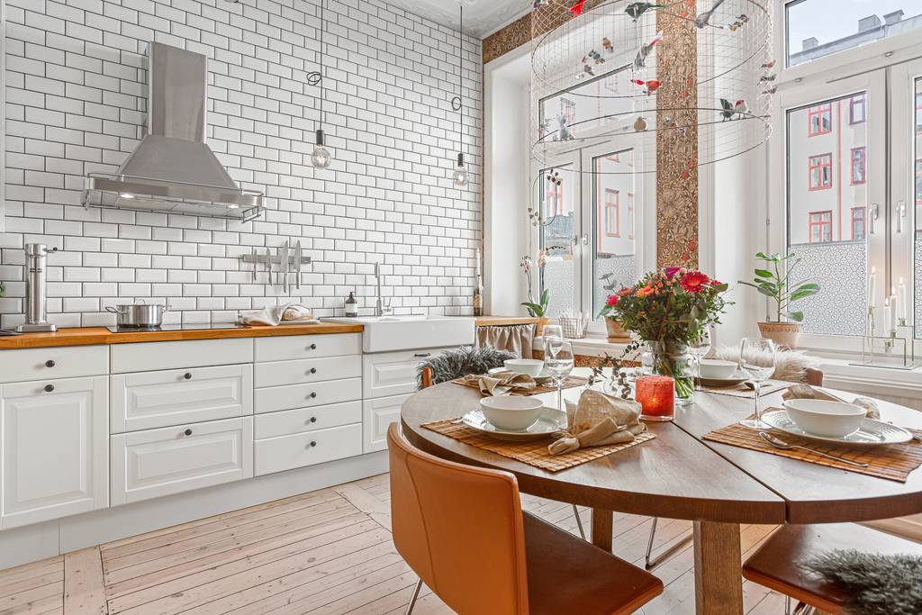 grande cuisine avec salle à manger et papier-peint studio 47m2 dans immeuble ancien