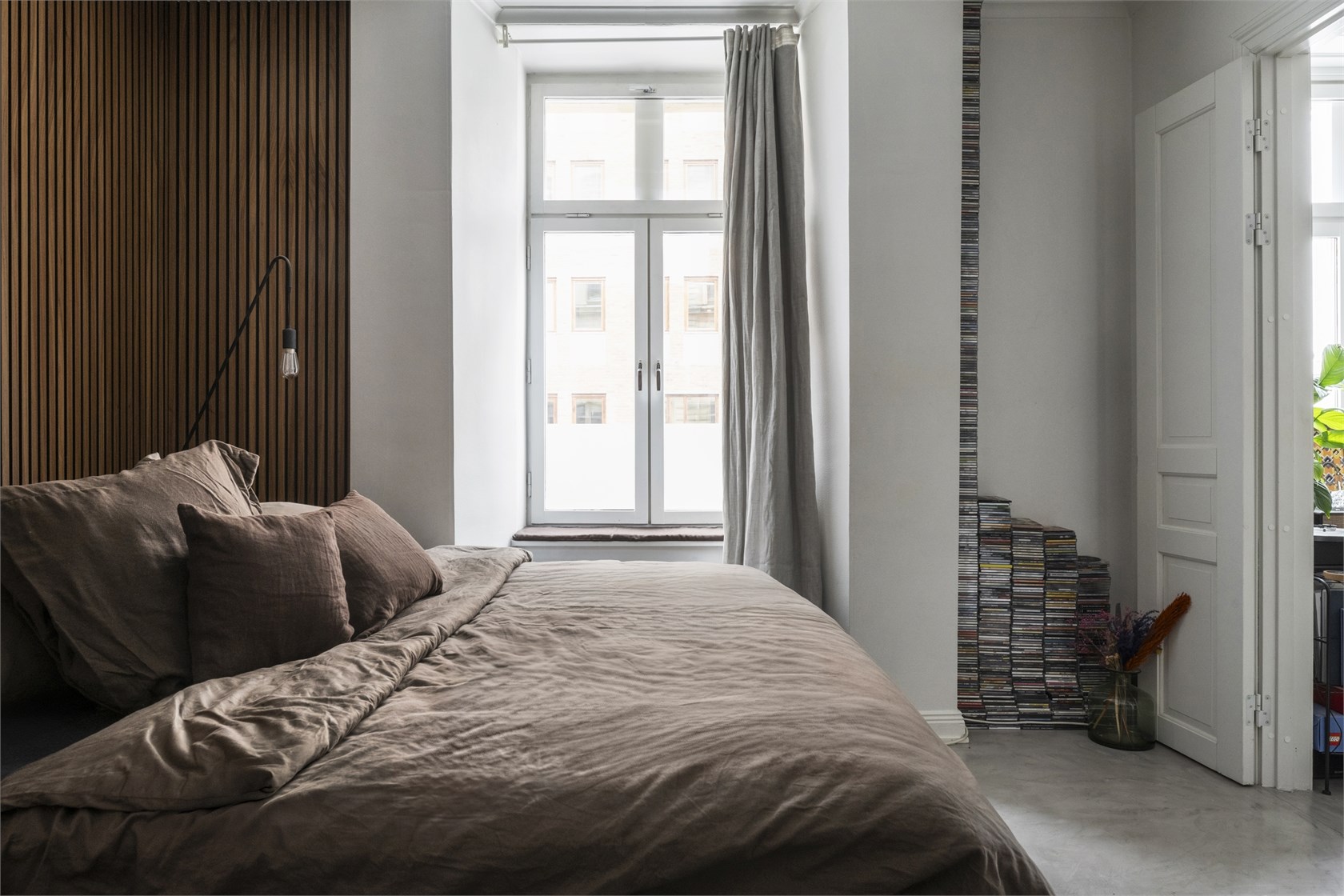chambre tête de lit tasseaux de bois appartement 59m2