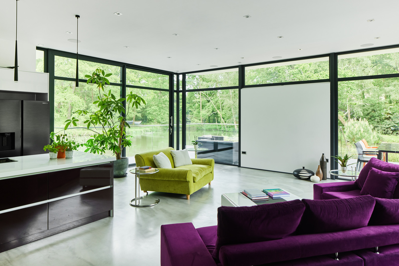 salon maison design avec baies vitrées