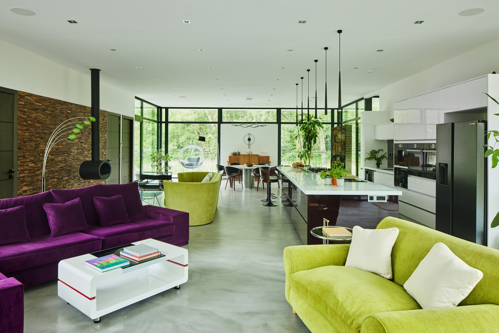 salon canapé violet maison design avec baies vitrées