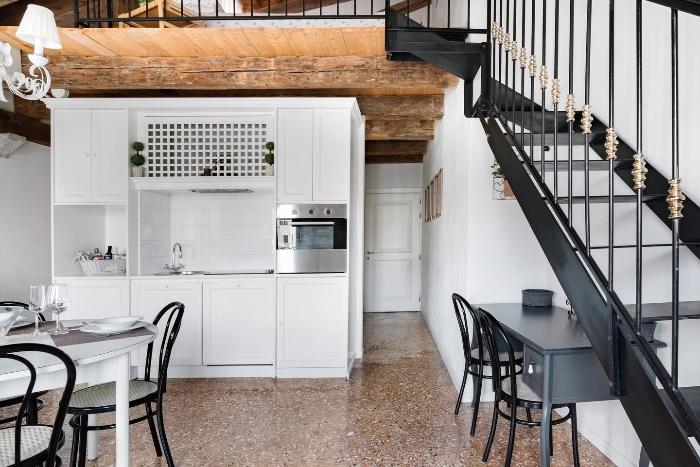 salon avec poutres et escalier appartement Venise sur le Grand Canal sol terrazzo salon avec poutres et escalier appartement Venise sur le Grand Canal sol terrazzo