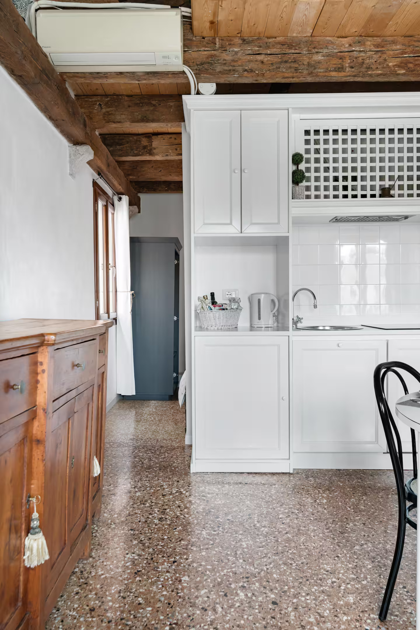 salle à manger et cuisine avec poutres appartement Venise sur le Grand Canal sol terrazzo salle à manger et cuisine avec poutres appartement Venise sur le Grand Canal sol terrazzo