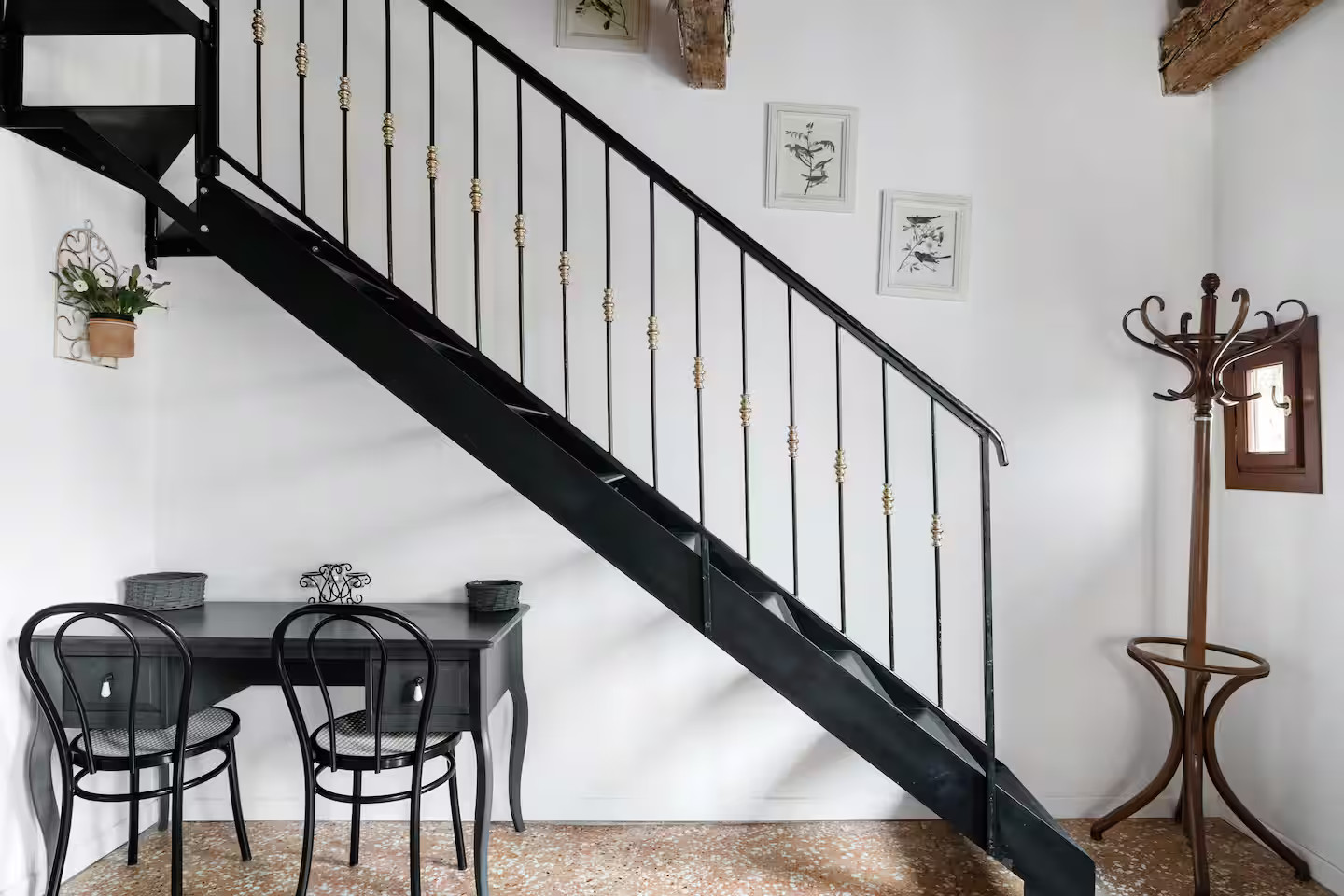 escalier métal noir appartement Venise sur le Grand Canal sol terrazzo escalier métal noir appartement Venise sur le Grand Canal sol terrazzo