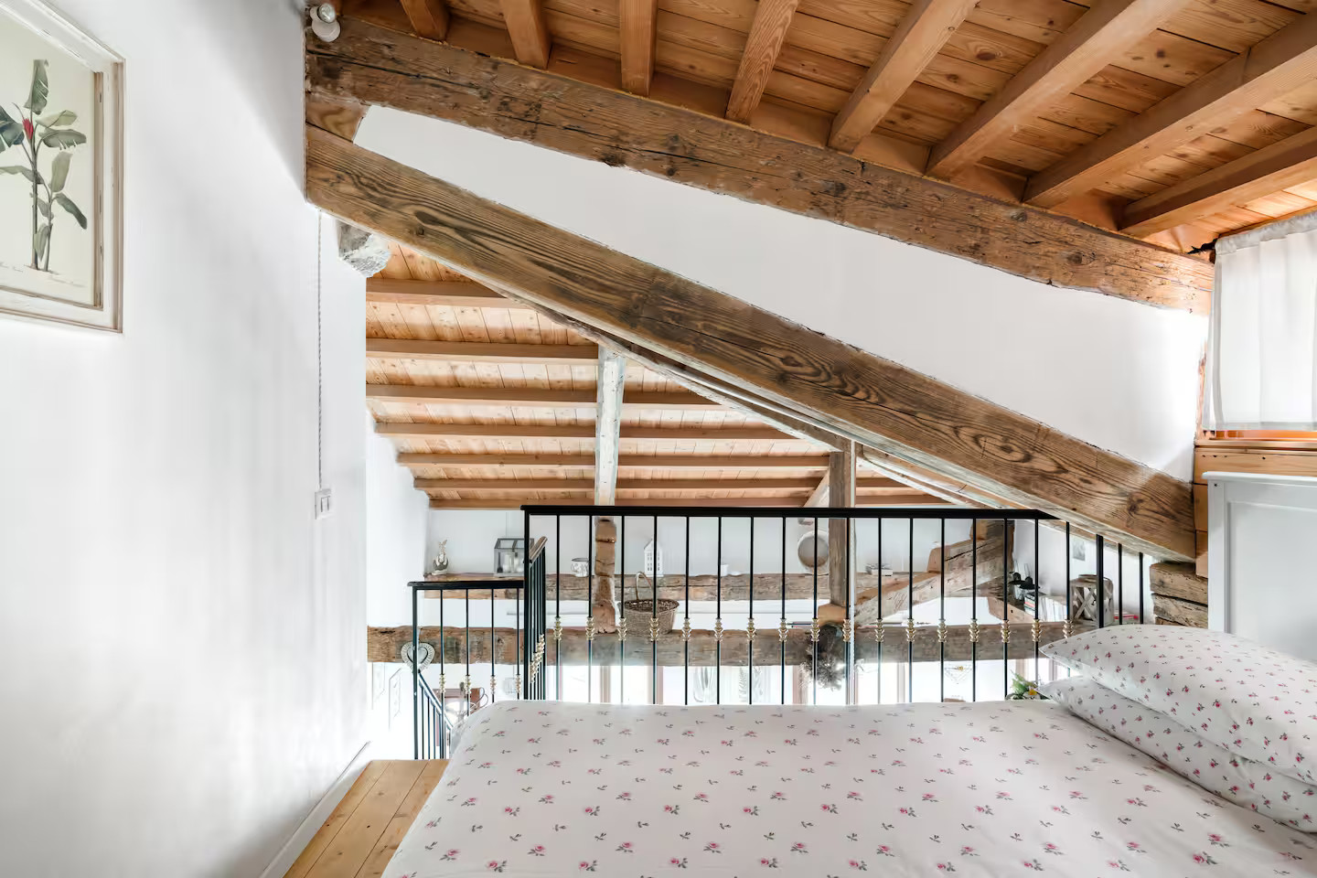 chambre mansardée sur mezzanine avec poutres chambre mansardée sur mezzanine avec poutres