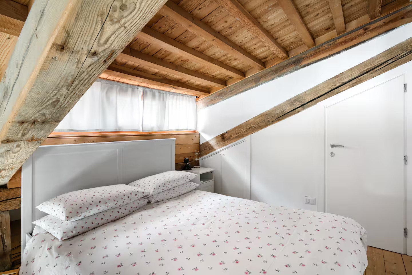 chambre mansardée sur mezzanine avec poutres chambre mansardée sur mezzanine avec poutres