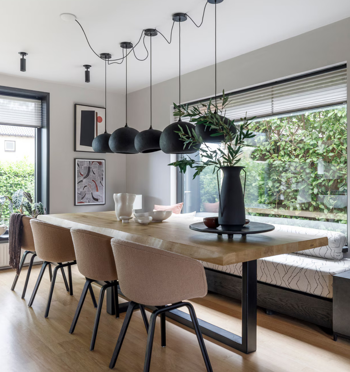 salle à manger noire et rose saumon décoration contemporaine