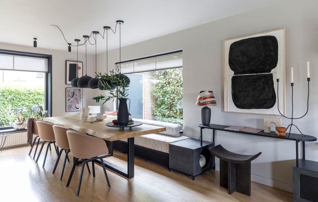 salle à manger noire et rose saumon décoration contemporaine