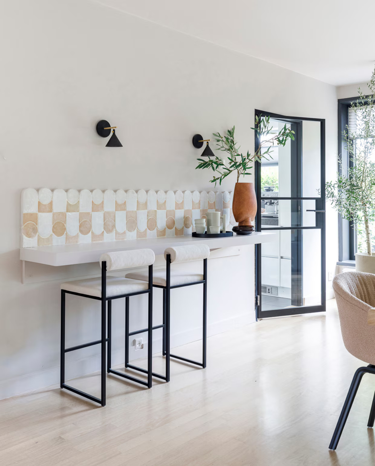 coin snack dans salon décoration contemporaine