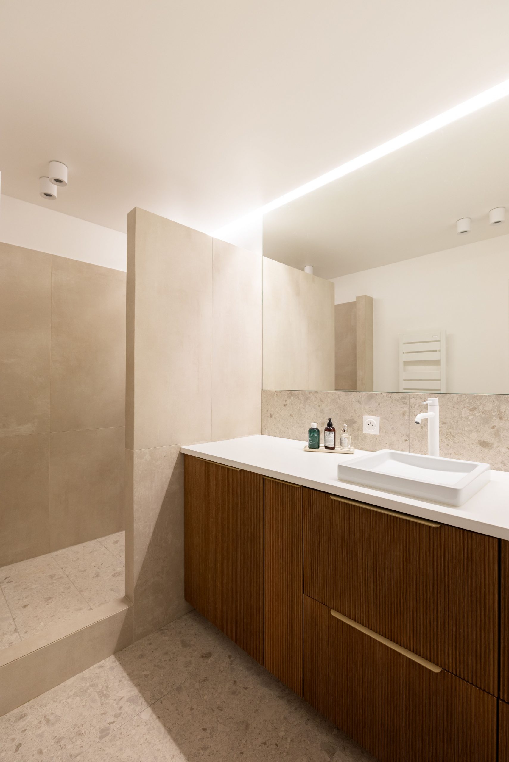 salle de bain bois et marbre beige décoration contemporaine photo ©Cassandre Favaro salle de bain bois et marbre beige décoration contemporaine photo ©Cassandre Favaro