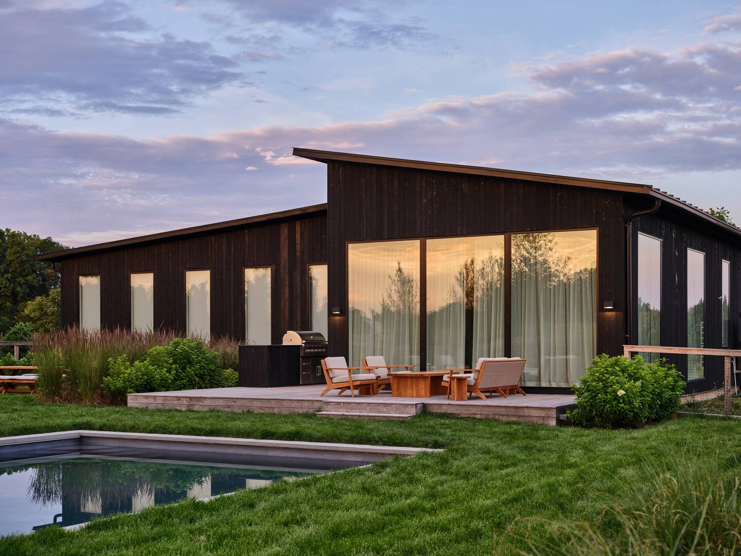 maison en bois noir