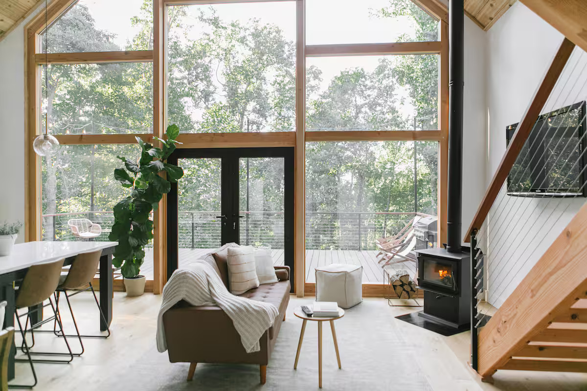 salon avec poêle et pignon vitré maison contemporaine en bois Texter Mountain Home